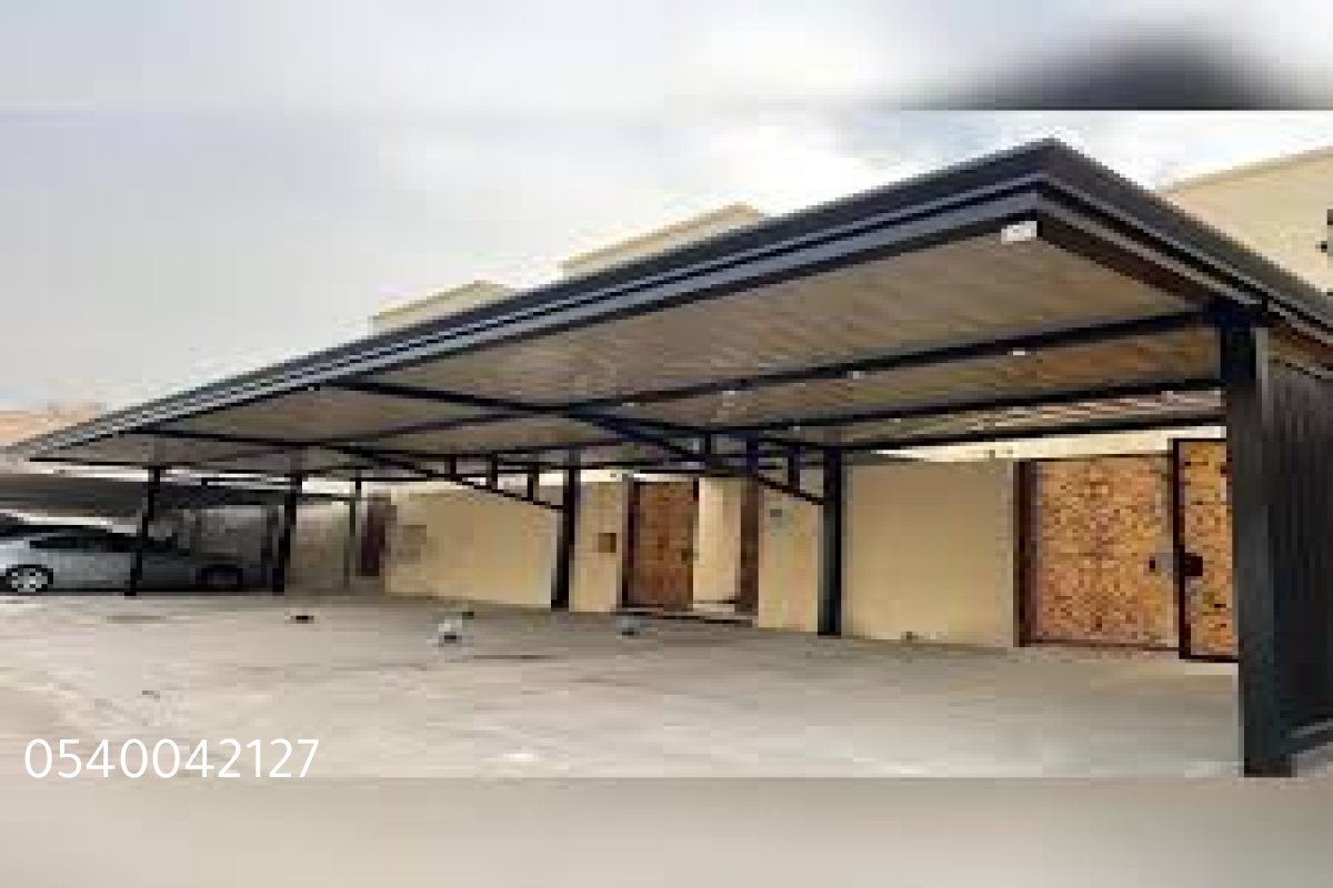 مظلات سيارات ذات هيكل قوي يتحمل الرياح والأمطار بغزارة.