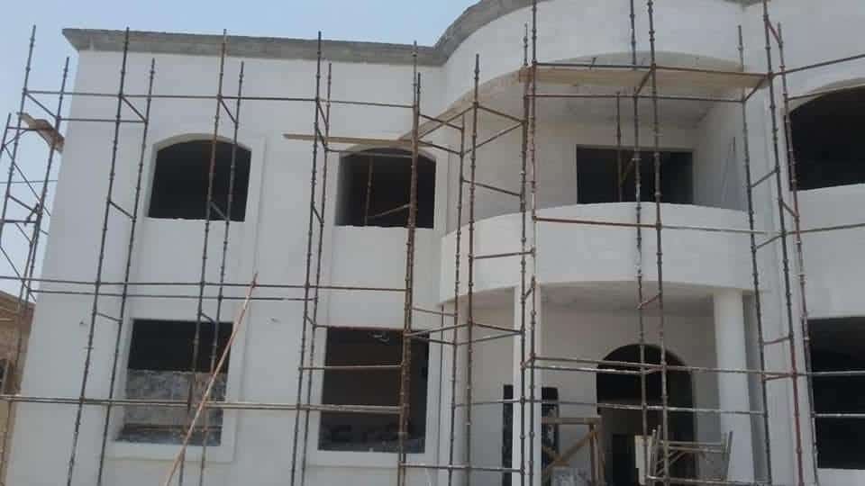 الترميم يتضمن إصلاح الأسطح الخرسانية الخاضعة للتلف الناتج عن العوامل البيئية.