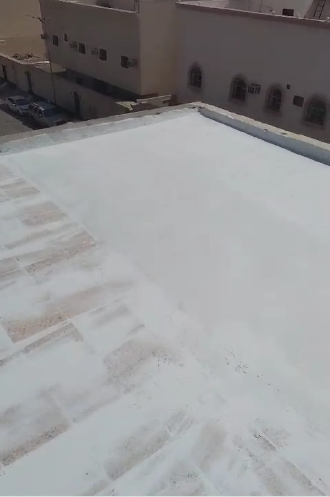 عزل الرولات طويل الأمد ومثالي للأسطح الخرسانية، يتميز بمتانته العالية.