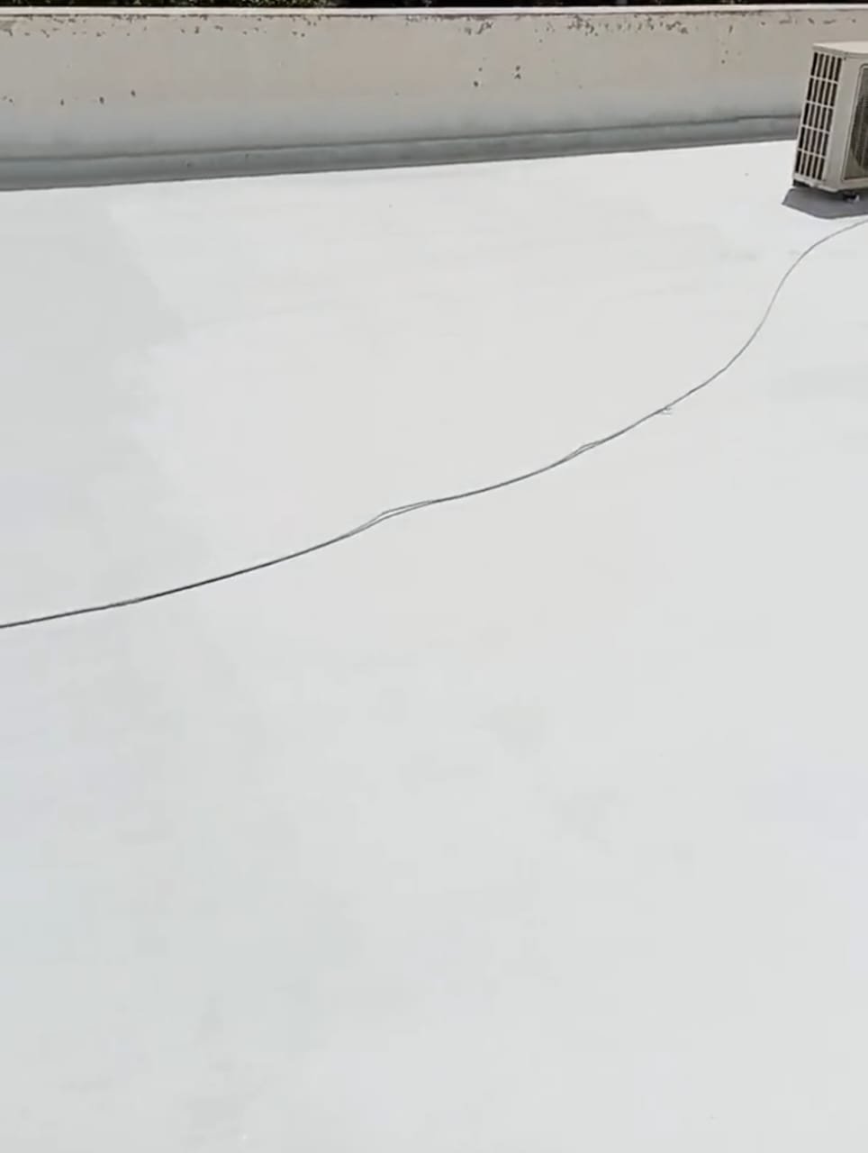 عزل الفوم سريع التركيب وأقل تكلفة مقارنة بالرولات، لكنه قد يكون ذا عمر قصير.