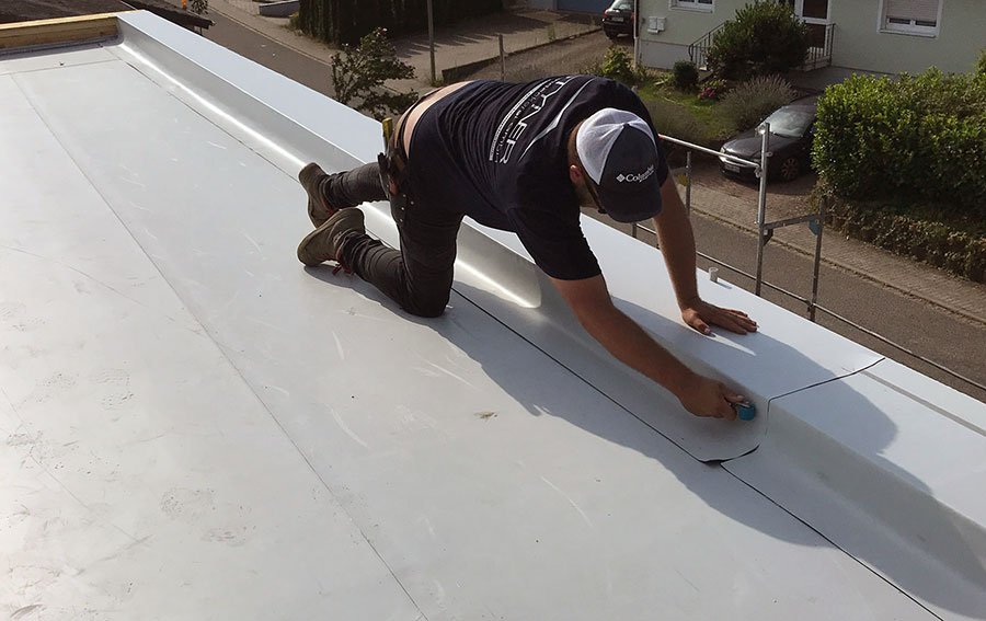 عزل الفوم يعمل على تقليل الضوضاء وتحسين الراحة الصوتية في الأماكن المغلقة.