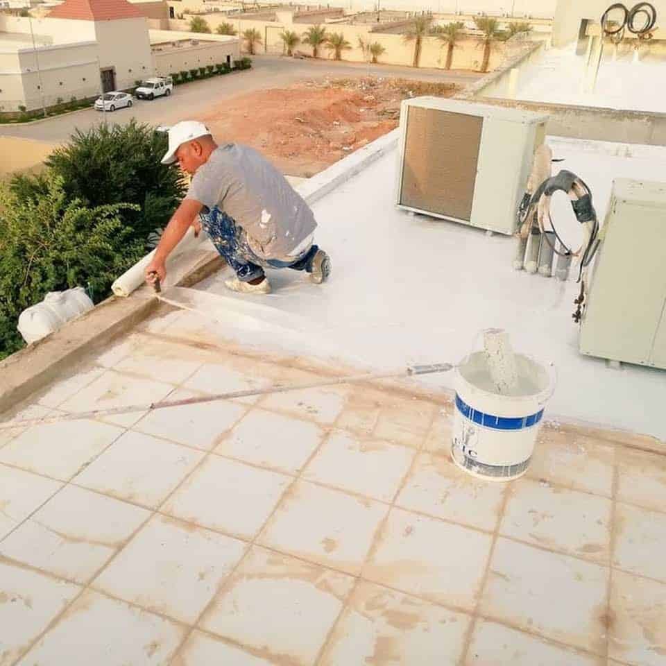 فوم العزل يساعد في تقليل الحرارة الداخلة للمبنى ويزيد من كفاءة الطاقة.